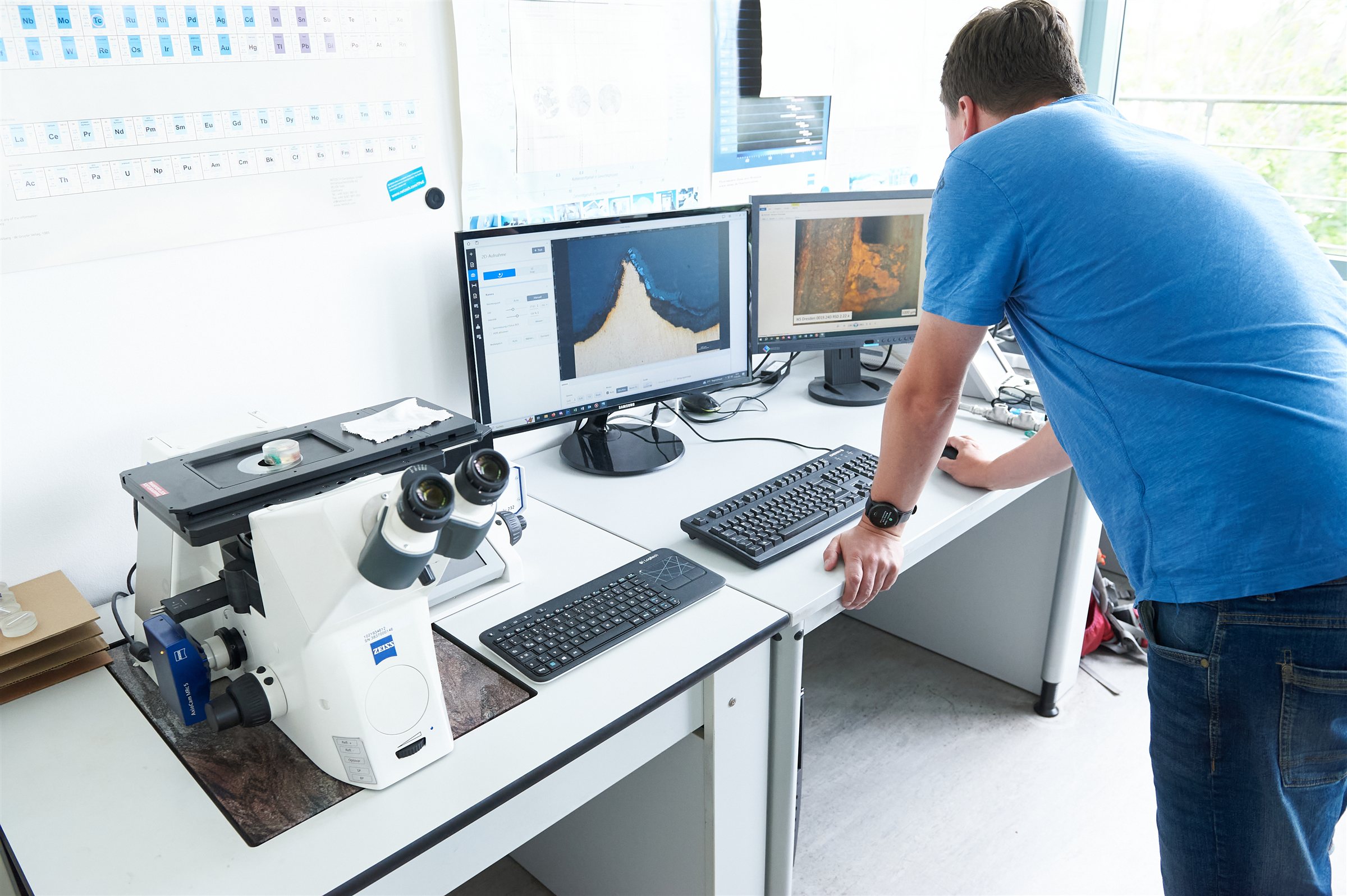 Mitarbeiter am Auflichtmikroskop ZEISS Axio Observer mit Bildauswertung am Monitor