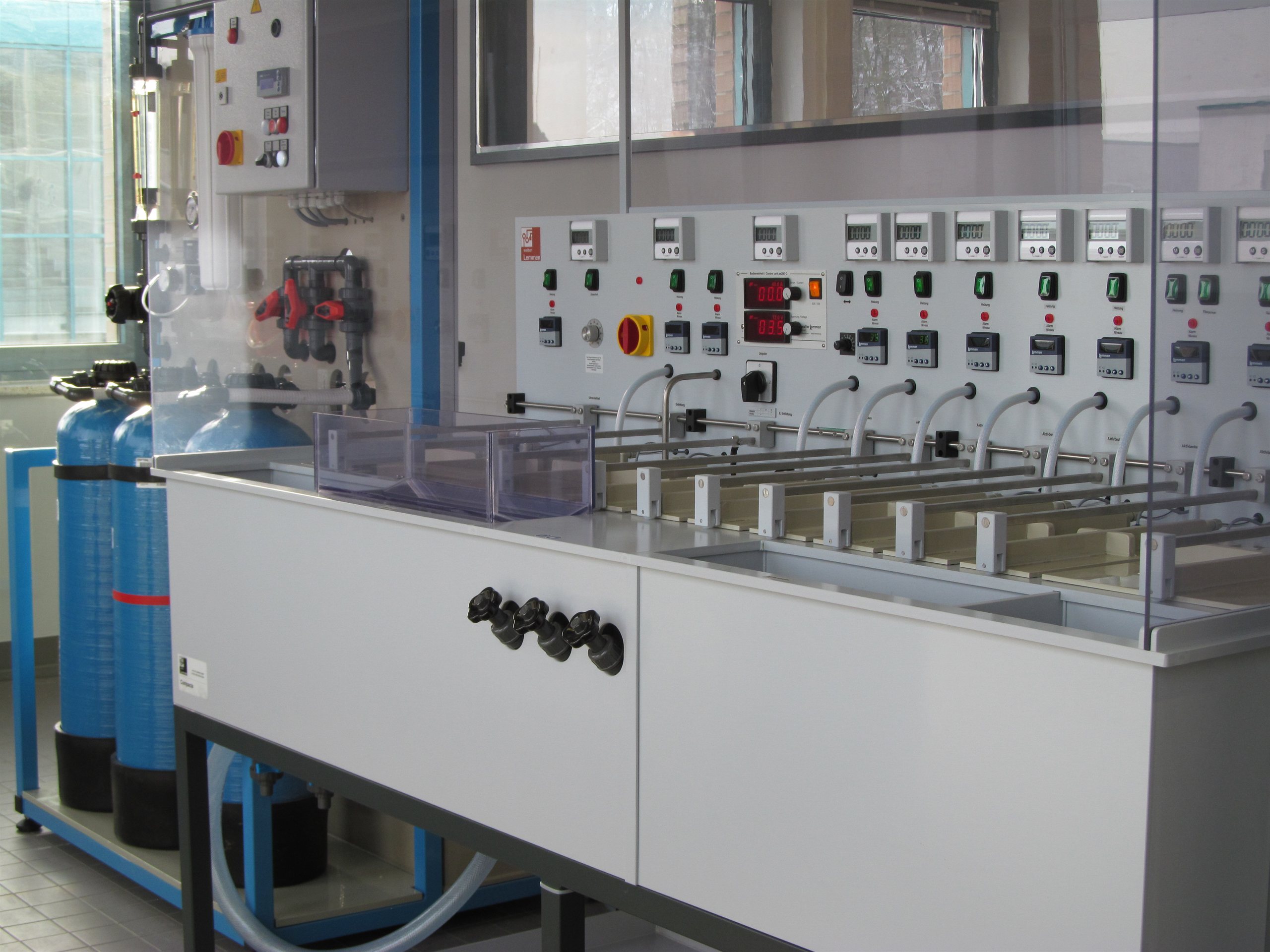 Kleingalvanikanlage mit Behandlungsbädern und Steuerpult im Labor des IKS Dresden