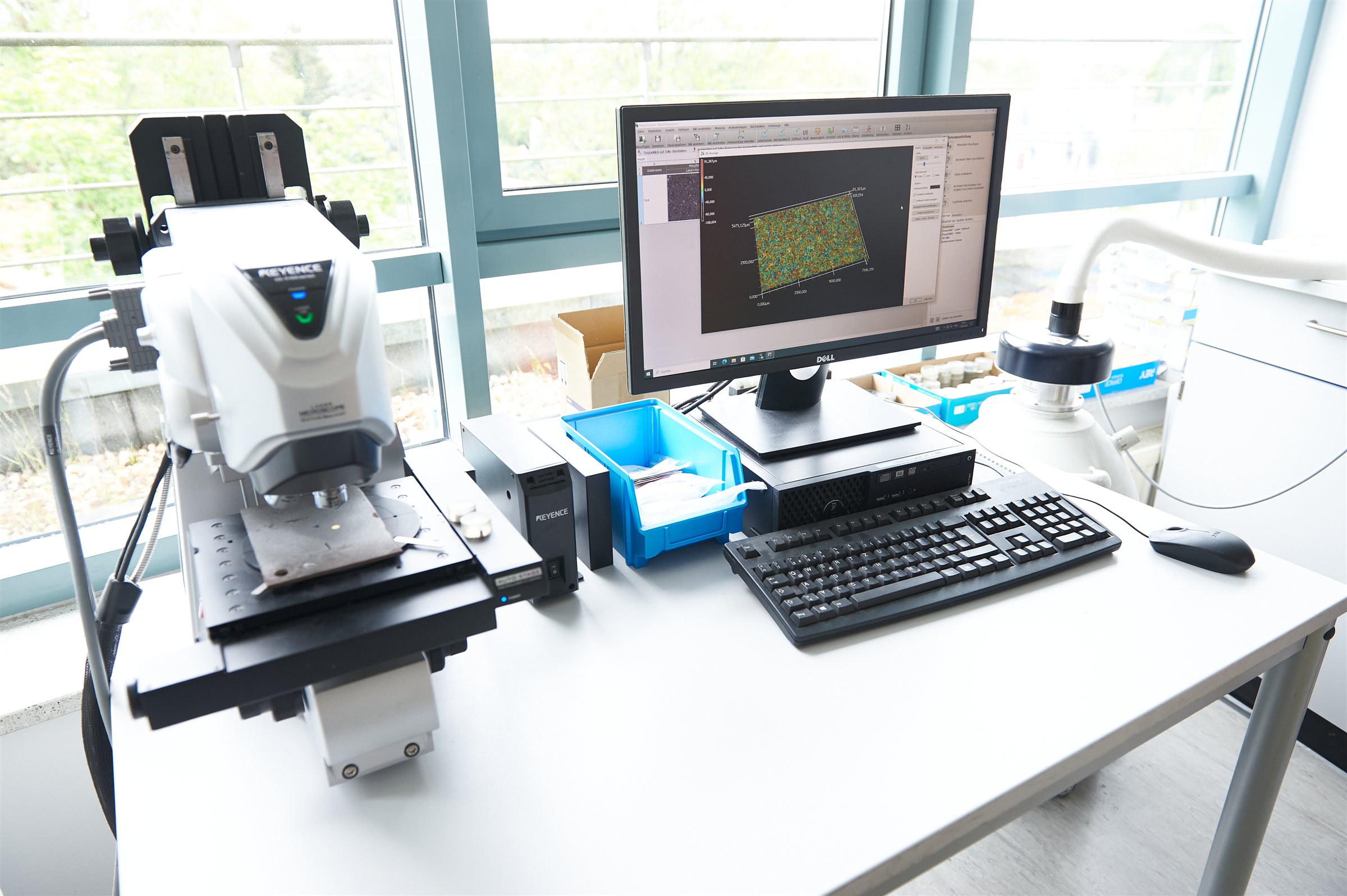 Laser-Konfokalmikroskop von Keyence mit Auswerterechner im Labor des IKS Dresden