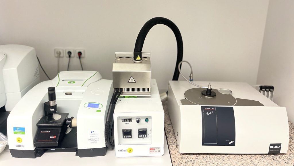 TGA-IR-Kopplung im Labor des IKS Dresden: Thermowaage mit gekoppeltem FT-IR-Spektrometer