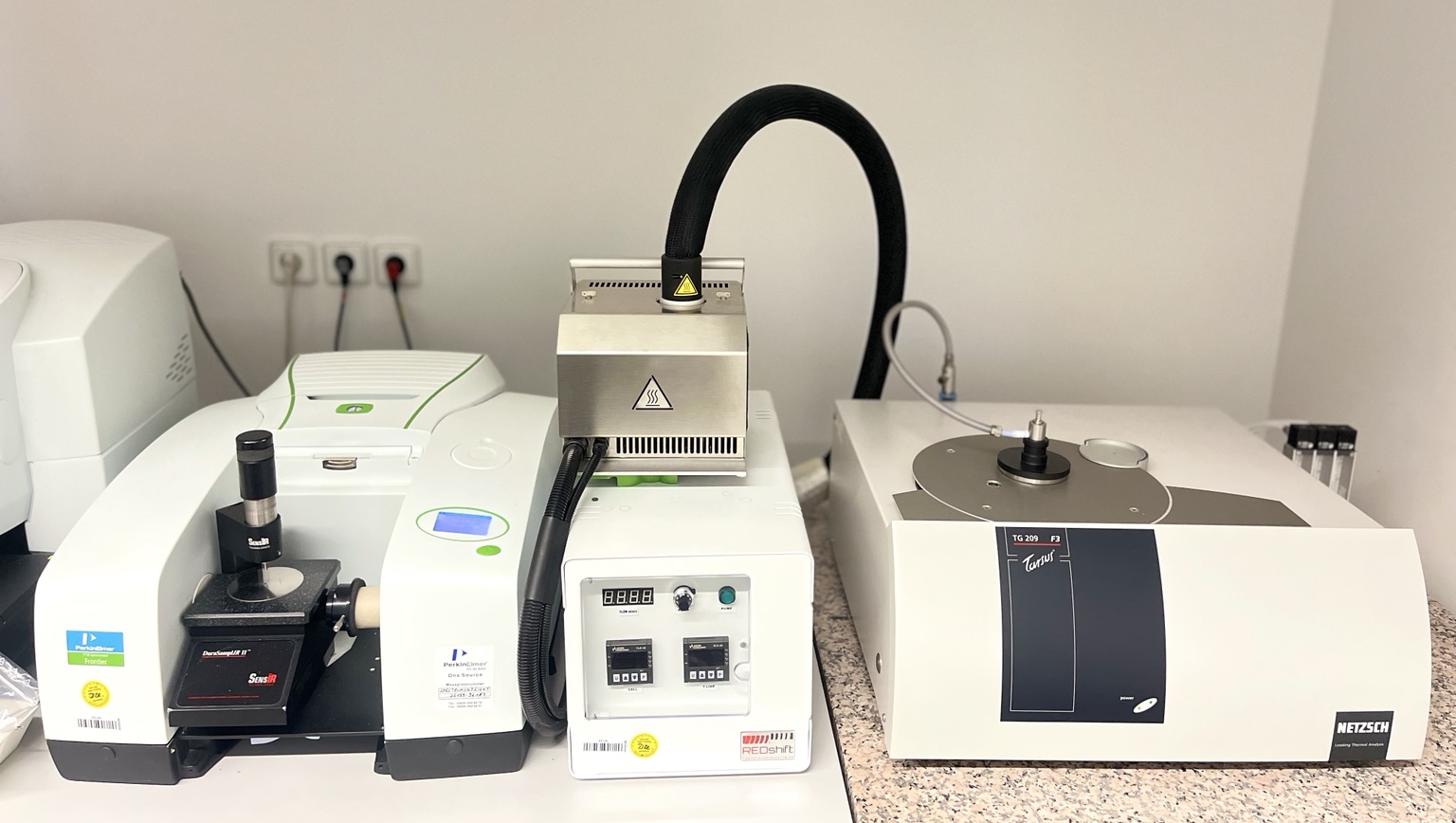 TGA-IR-Kopplung im Labor des IKS Dresden: Thermowaage mit gekoppeltem FT-IR-Spektrometer