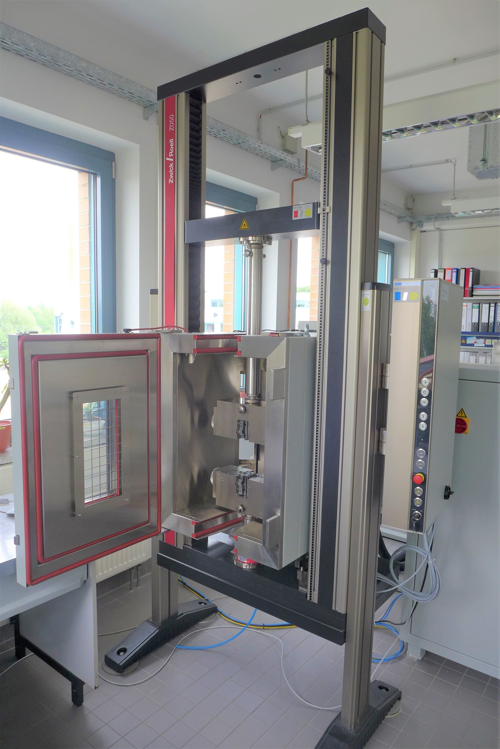 Zugprüfmaschine mit Temperierkammer im Werkstoffprüflabor des IKS Dresden