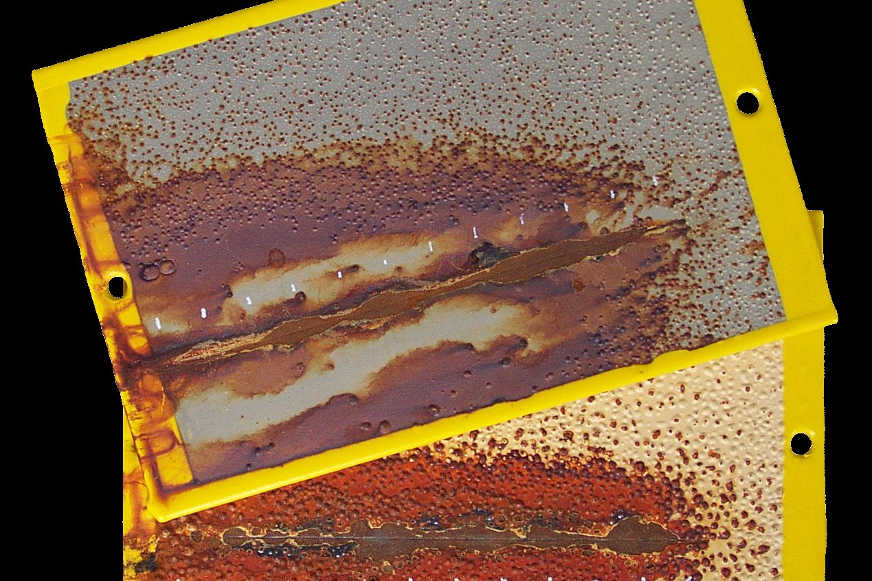 Beschichtetes Prüfblech mit Unterwanderung am Ritz nach zyklischer Korrosionsprüfung