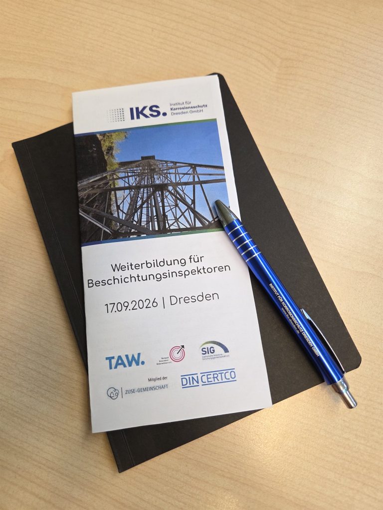 Programmheft der Weiterbildung für Beschichtungsinspektoren am 17.09.2026 in Dresden mit Kugelschreiber