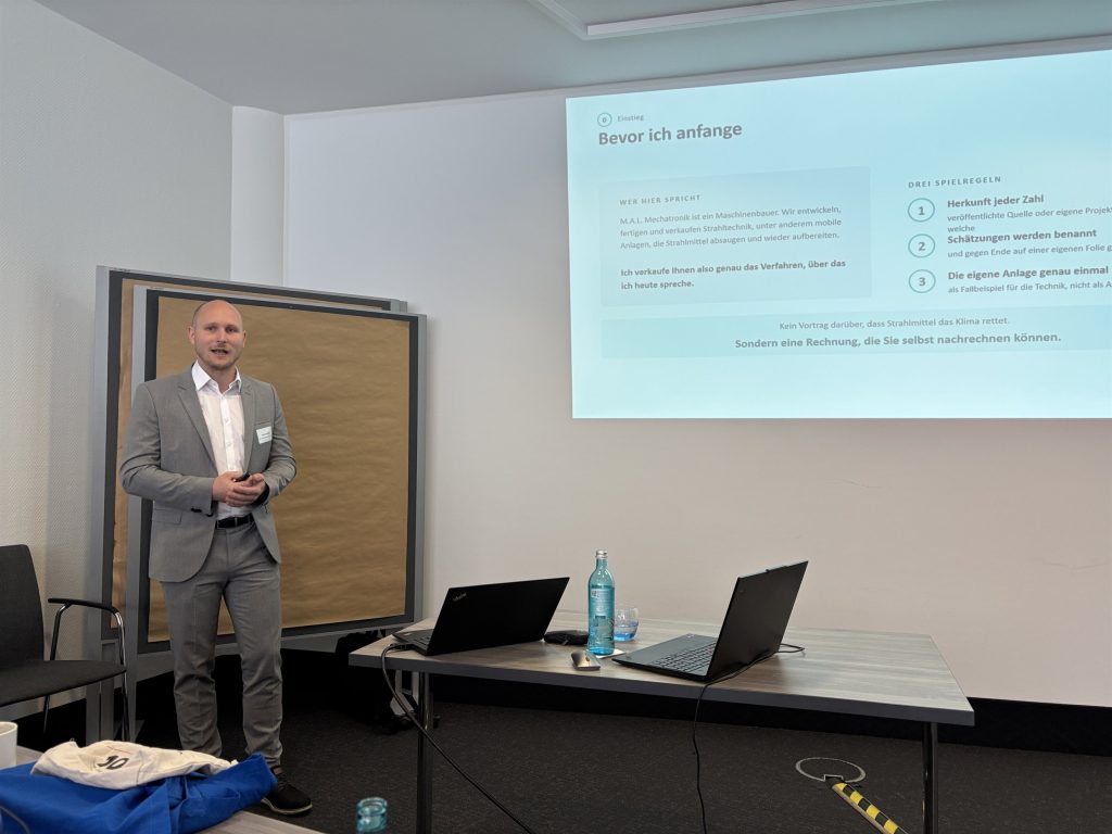 Ein Referent bei seinem Vortrag im Seminarraum der Weiterbildung für Beschichtungsinspektoren