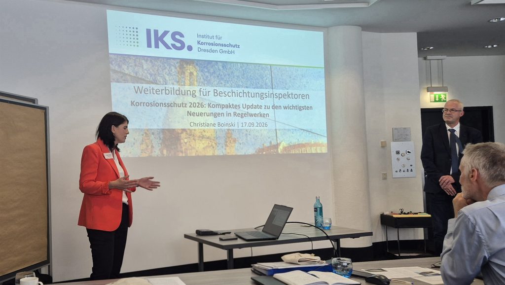 Christiane Boinski bei ihrem Vortrag „Korrosionsschutz 2026: Kompaktes Update zu den wichtigsten Neuerungen in Regelwerken“